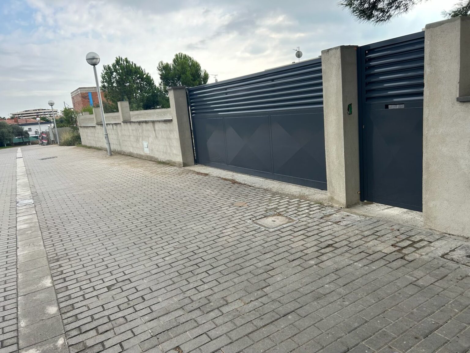 Obra nueva residencial en Tarragona. Proyecto de construcción de vivienda unifamiliar con materiales de calidad por Kaira Servicio & Reformas