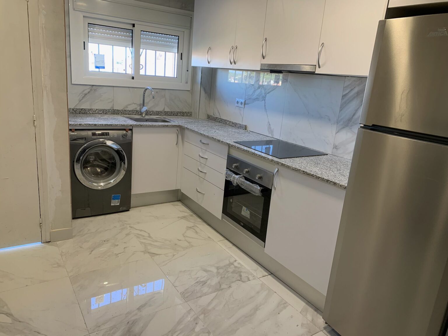 Especialistas en reformas de cocinas en Tarragona. Ejemplo de montaje e instalación de mobiliario y coordinación de obra