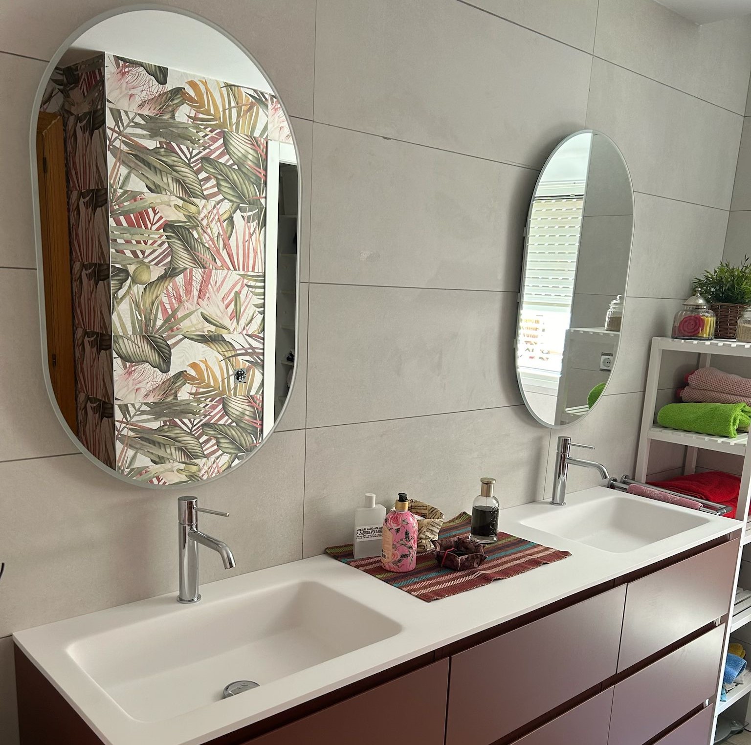 Muestra de la calidad de acabados en una reforma de baño. Azulejos de diseño, grifería moderna y enfoque en la atención personalizada